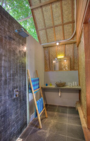 Shower, free toiletries, towels - Hoomea Private Pool Villas (Gili Air)