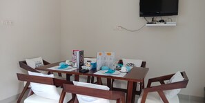 奢华别墅, 2 间卧室, 无烟房, 泳池景观 | 客房内用餐