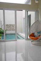 Villa de lujo, 2 habitaciones, no fumadores, vistas a la piscina | Zona de estar | Una televisión LCD