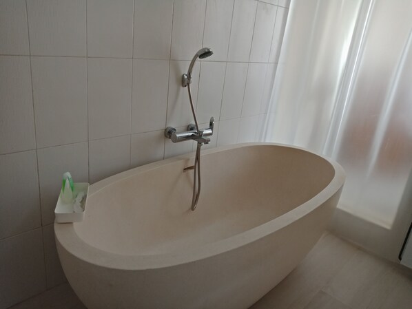 奢华别墅, 2 间卧室, 无烟房, 泳池景观 | 浴室 | 独立的浴缸和淋浴、免费洗浴用品、吹风机、拖鞋