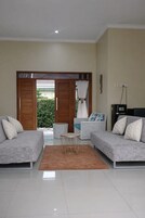 Villa de lujo, 2 habitaciones, no fumadores, vistas a la piscina | Zona de estar | Una televisión LCD