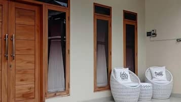 Vista frontal de la propiedad