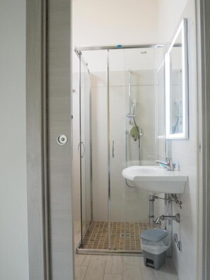 Dusche, Regendusche, kostenlose Toilettenartikel, Haartrockner