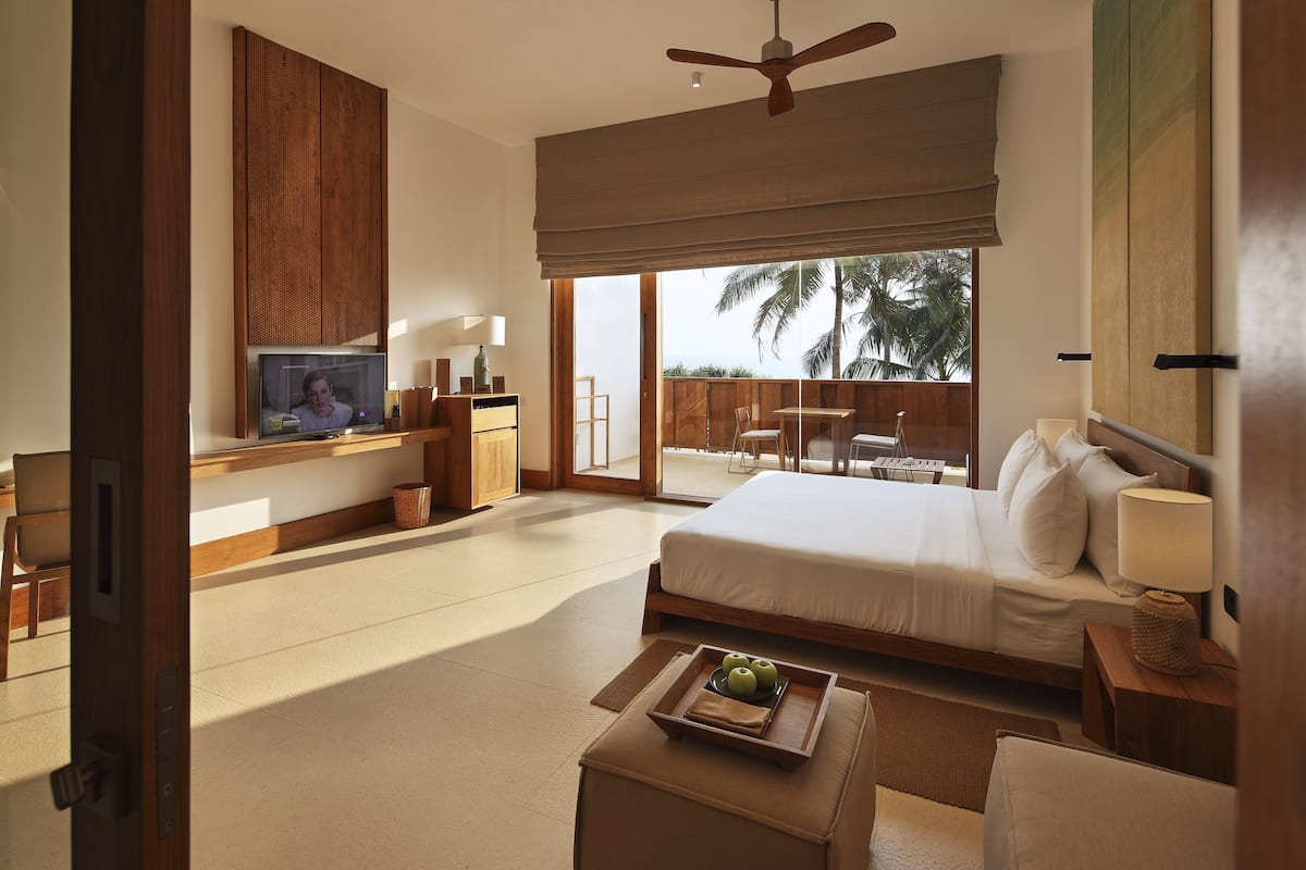 Suite junior, vistas al mar | 1 dormitorio, ropa de cama de alta calidad, minibar y caja fuerte