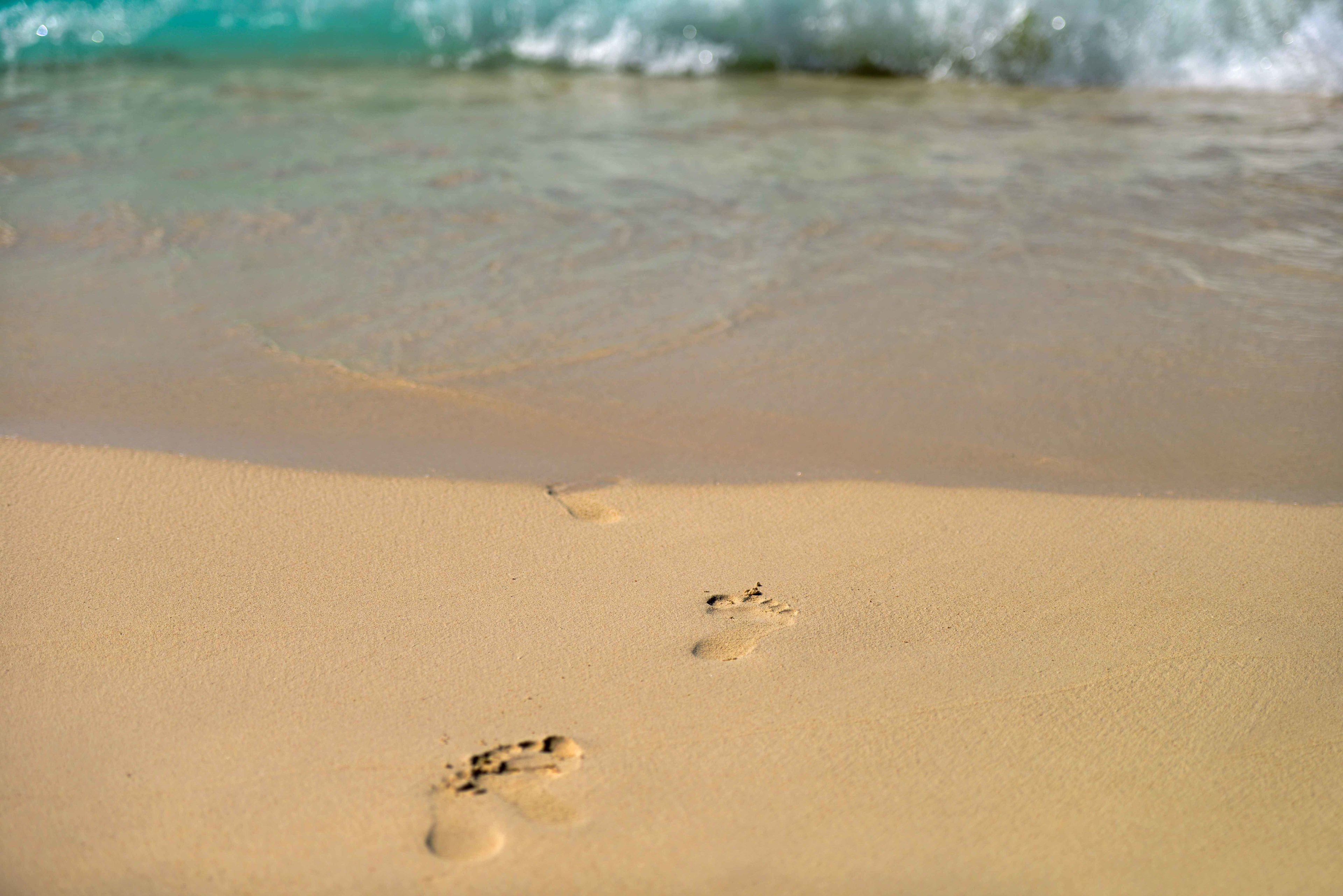 En la playa, sillas reclinables de playa, sombrillas, toallas de playa