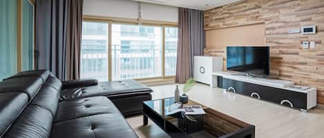Chambre Triple Familiale | Coin séjour