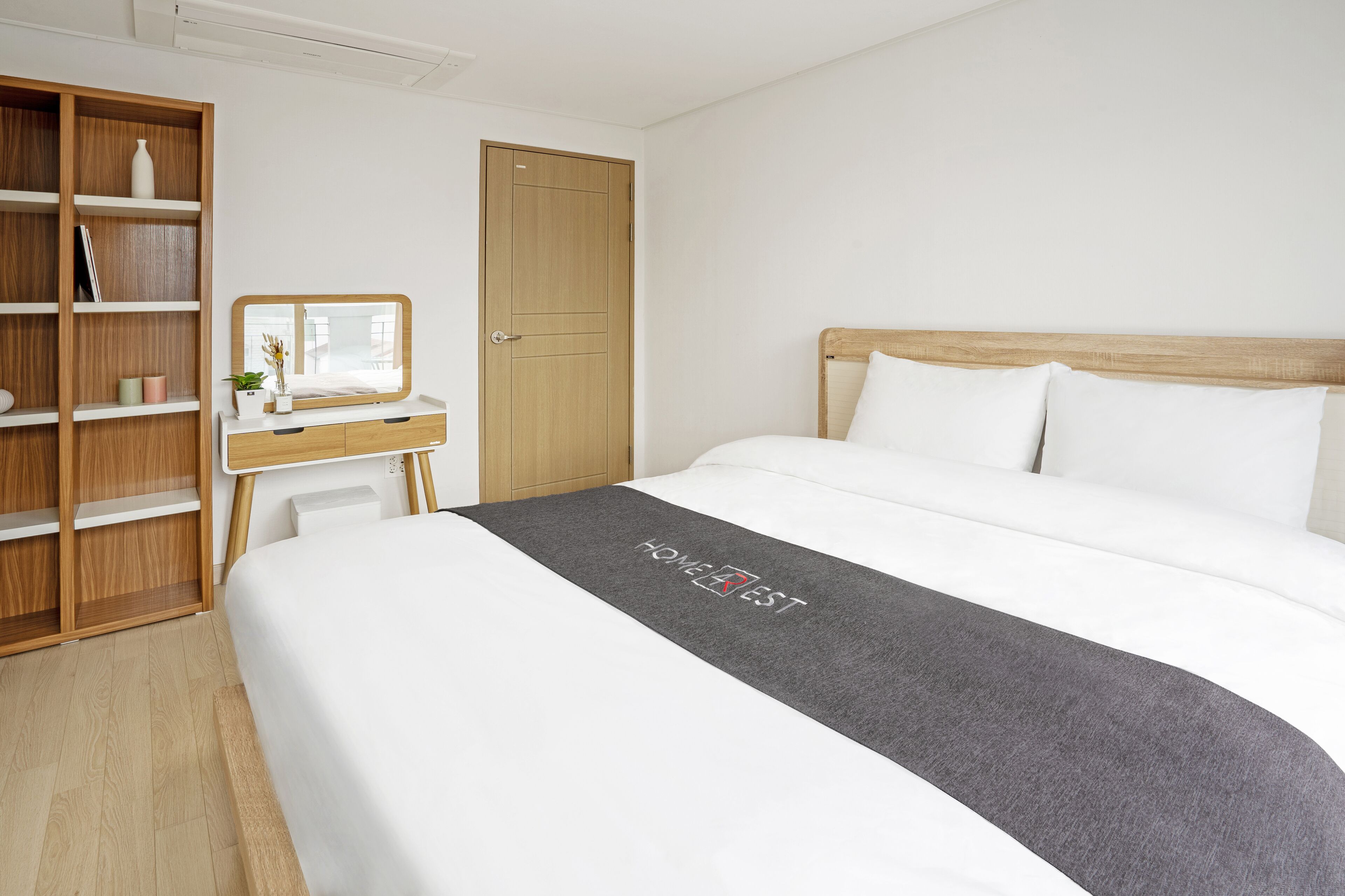 3 bedrooms, premium bedding, desk, iron/ironing board