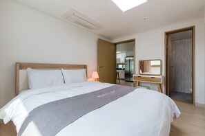 3 habitaciones, ropa de cama de alta calidad y escritorio 