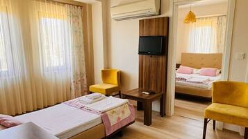 Deluxe-værelse til 3 personer - 2 soveværelser | Egyptiske bomuldslagner, premium-sengetøj, gratis Wi-Fi, sengetøj