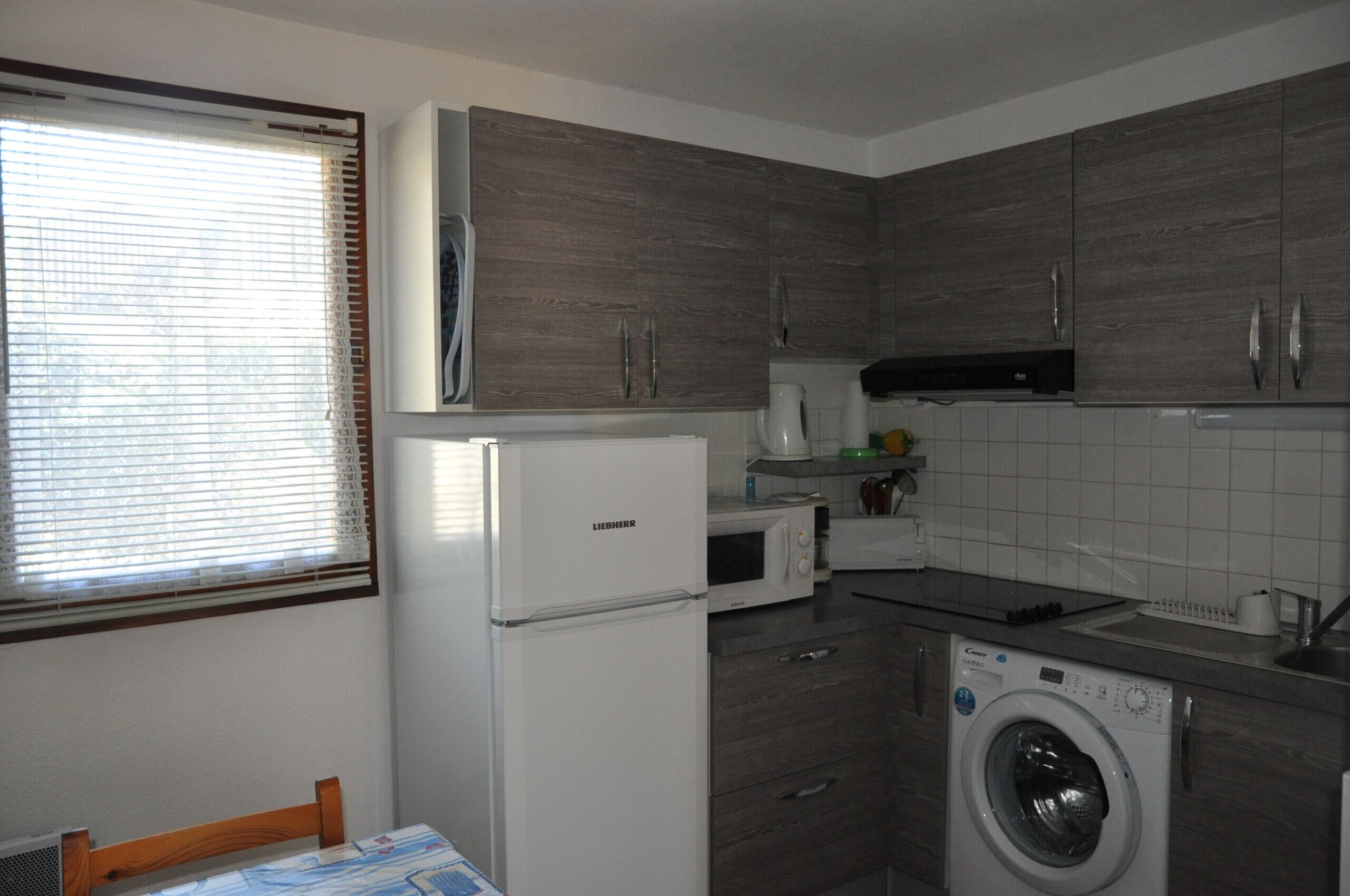 Kühlschrank, Mikrowelle, Wasserkocher mit Kaffee-/Teezubehör