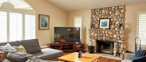 Smart-TV, Kamin, DVD-Player, Tischfußball