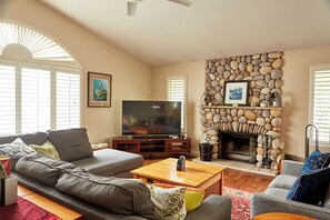 Smart TV, fireplace, DVD player, table football