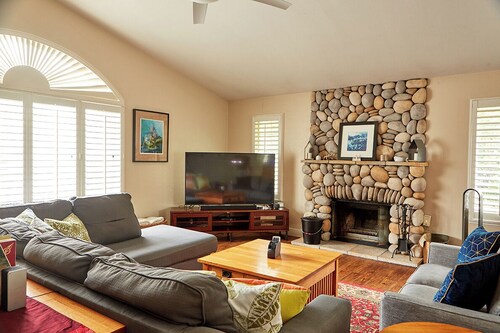 Retreat to Rise and Shine! Pool, Hot Tub, Walk to Drake's Beach! Game Room!