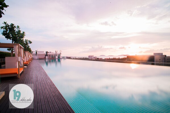 Outdoor pool, a rooftop pool - 19 Atelier Suites Sutera Avenue (Kota Kinabalu)