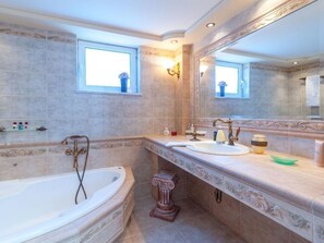 Huvila, 3 makuuhuonetta | Kylpyhuone | Erillinen kylpyamme ja suihku, ilmaiset hygieniatuotteet