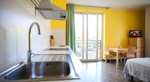 Apartemen, 1 kamar tidur (3 adults) | Dapur kecil pribadi | Lemari es, microwave, dan peralatan masak/sendok-piring