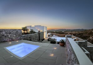 Outdoor pool, an infinity pool, open 9 AM to 10 PM, pool loungers