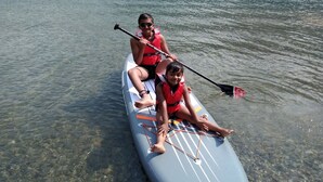 Two people on a paddleboard in clear water. - villa crocodile beach (Hikkaduwa)