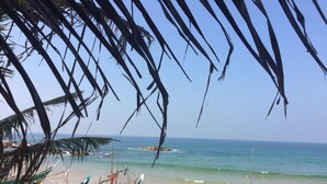 A beach with boats and palm trees. - villa crocodile beach (Hikkaduwa)