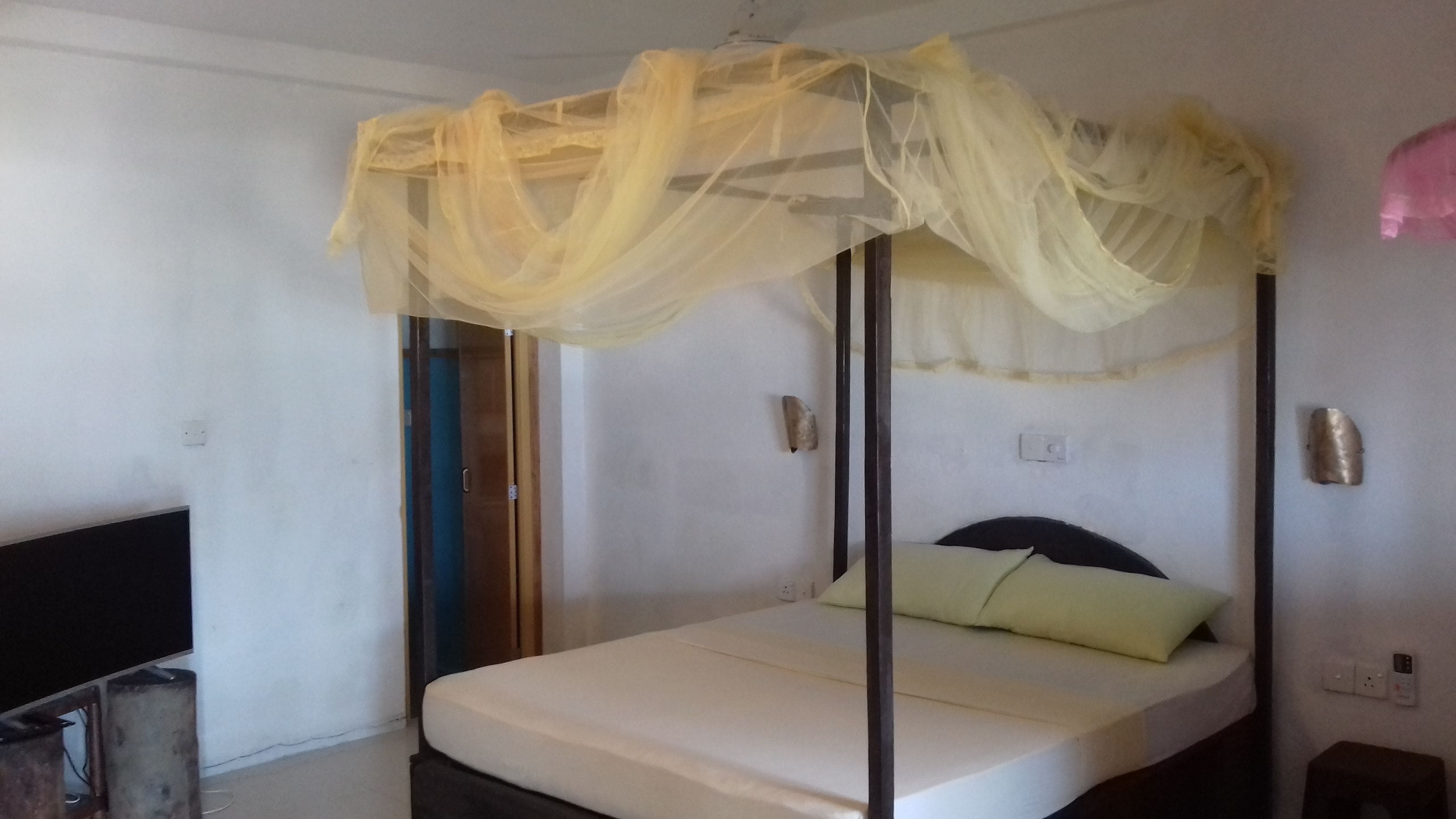 Premium bedding, in-room safe, desk, WiFi (free)