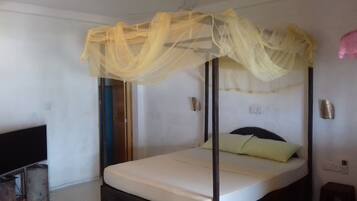Premium bedding, in-room safe, desk, WiFi (free)