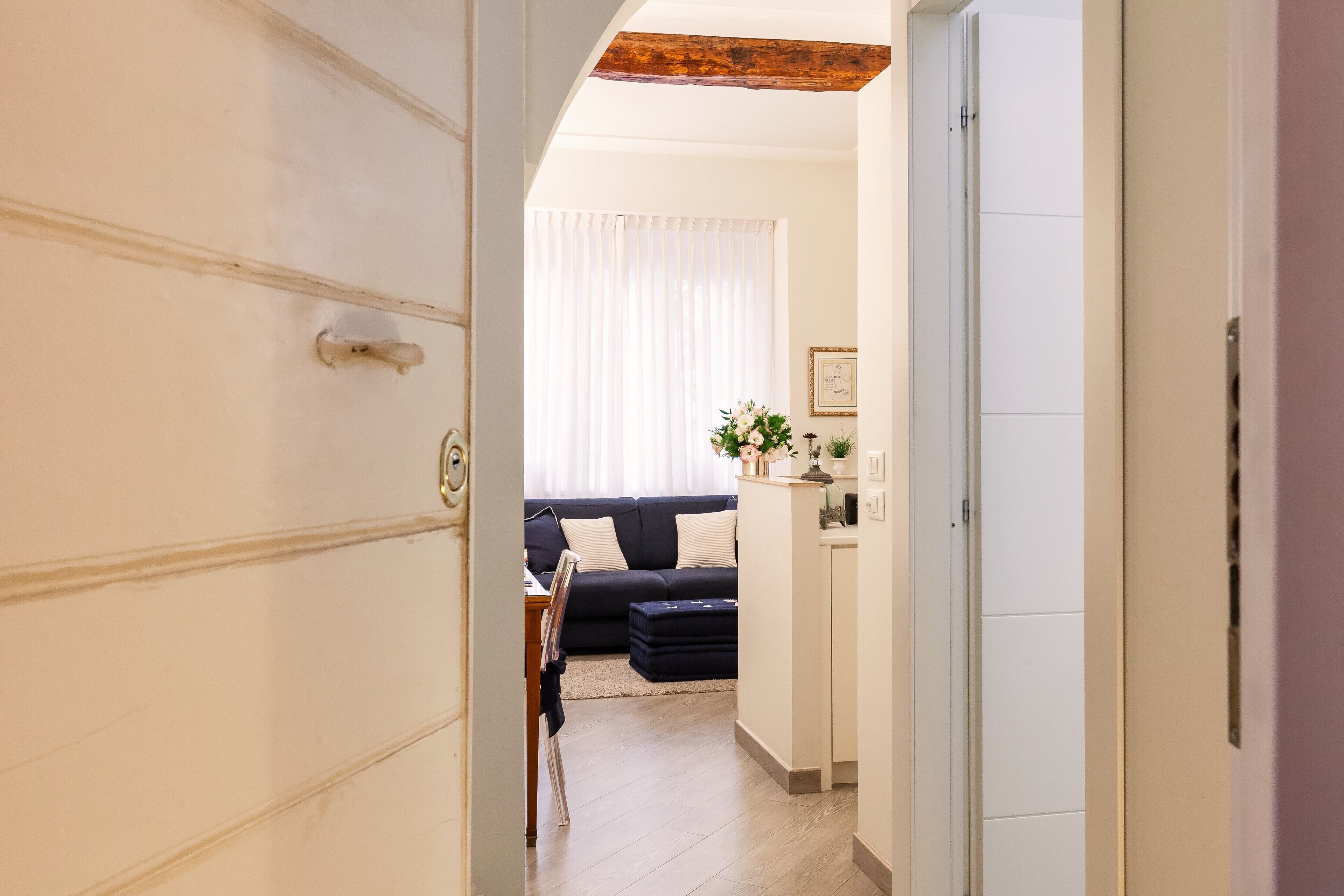 Un grand couloir vous mène à la salle de séjour