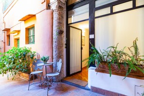 Outdoor dining -  Rome center Campo de Fiori great reviews within walking distance to everything! (Roma)