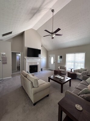 Smart-tv, een open haard, Netflix en Hulu