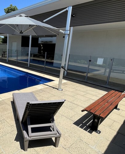 Stylish, modern townhouse with communal pool!