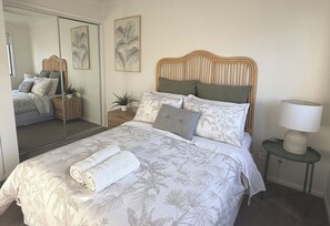 3 quartos, ferros/tábuas de passar roupa, berço de viagem