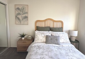 3 bedrooms, iron/ironing board, travel cot, free WiFi - Stylish, modern townhouse with communal pool!  (Mango Hill)