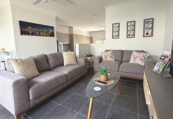 تلفزيون ذكي، ألعاب للصغار، كُتُب