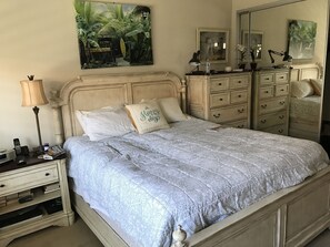 2 bedrooms, desk, iron/ironing board, free WiFi - Spectacular, South Facing, 4 golf cart, upgraded 2 kings+den with queen  bed. (palm desert)