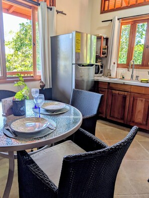 Frigorífico, microondas, horno y placa de cocina