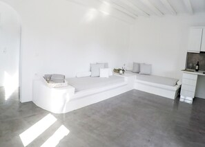 Luxury-Suite, 1 Schlafzimmer, Whirlpool, zum Garten hin | Wohnzimmer | Smart-TV, Tablet-PC, Netflix