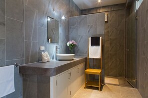 Pool Villa, 4 Bedrooms | Salle de bain | Baignoire et douche séparées, baignoire profonde