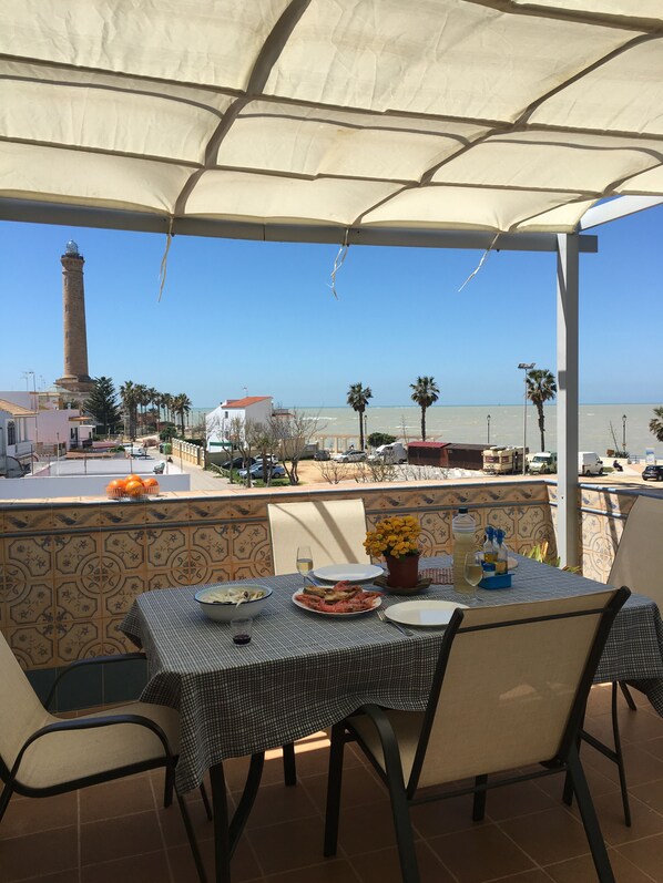 Outdoor dining - ATTIC Looking at the Atlantic Ocean at the Frontline (Chipiona)