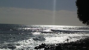 Uma praia com ondas e céu claro.