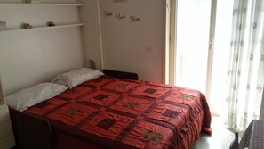 1 chambre, fer et planche à repasser, Wi-Fi gratuit, draps fournis