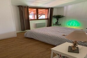 3 bedrooms, iron/ironing board, free WiFi, bed sheets