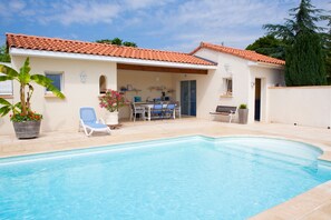 Inomhuspool och utomhuspool