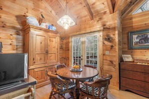 Dining - A Mountain Paradise on Collett Creek in Andrews, NC (Andrews)