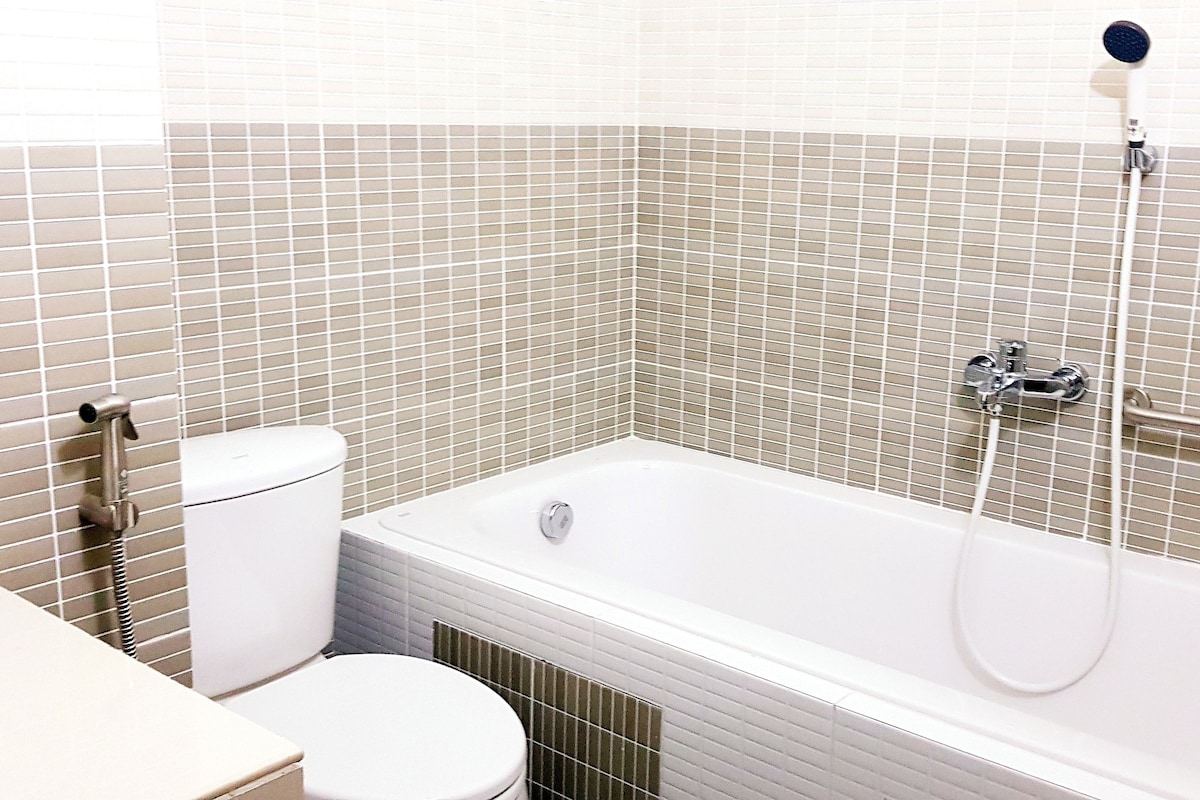 Un baño con bañera, inodoro y lavabo.