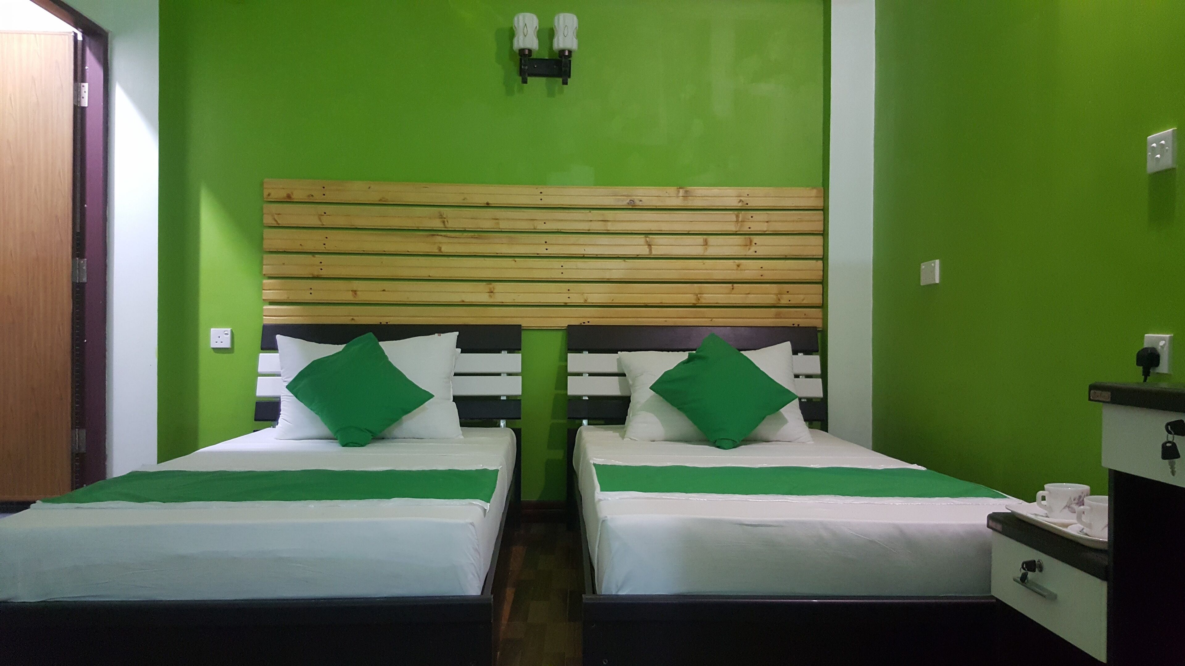 Standard Double Room, 1 Katil Kelamin (Double), Non Smoking, City View | Peti besi dalam bilik, meja, ruang kerja komputer riba, kalis bunyi 