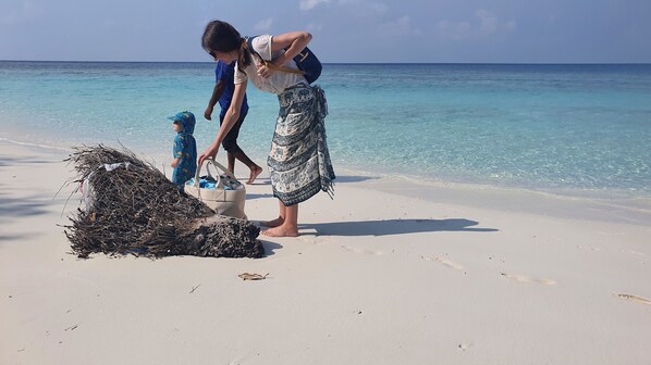 Private beach nearby, white sand, beach umbrellas, beach towels