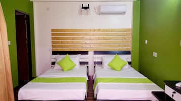 Standard Double Room, 1 Katil Kelamin (Double), Non Smoking, City View | Peti besi dalam bilik, meja, ruang kerja komputer riba, kalis bunyi