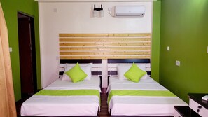 Quarto casal standard, 1 cama de casal, para não fumantes, vista para a cidade | Cofres nos quartos, escrivaninha, espaço de trabalho para notebook
