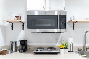 Fridge, microwave, stovetop, coffee/tea maker - Peaceful Black Mountain Getaway Suite 20 Miles From Asheville (Black Mountain)