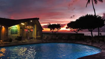 Alberca al aire libre y alberca climatizada