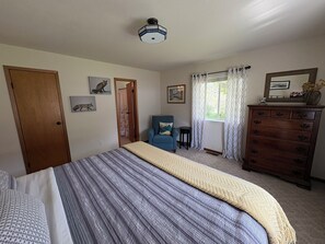 4 slaapkamers, een strijkplank/strijkijzer, reisbedje, gratis wifi